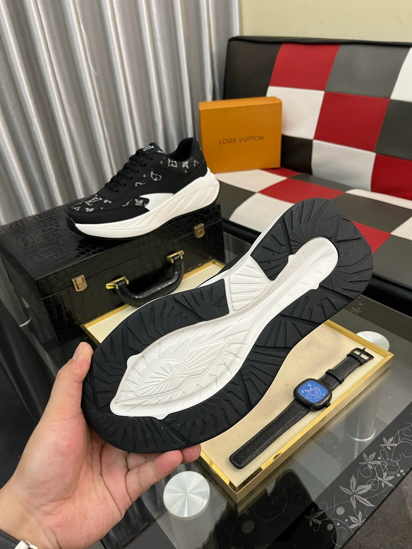 Men's shoes💰438⌚️⌚️《Louis vuitton/LV Louis Vuitton》original quality.~ Unique modern style sneakers. 🏃A must-have casual shoe for trendy men😍😍 Original brand imported from Italy, imported original leather, cowhide lining (refuses to discolor and grind feet) sole: original sole provided by the original factory, French lazy style design ⚠️Fit to the feet, original quality, super comfortable original sole. Code number: 38-442️⃣Colors available